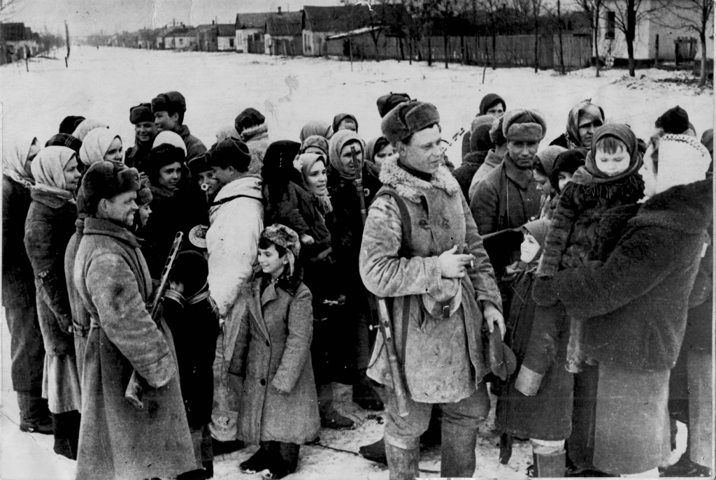 1518773295_g.-luganska-vstrechayut-svoih-osvoboditeley-boycov-sovetskoy-armii.-14-fevralya-1943-g.jpg